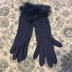 Women’s gloves. Nice blue color with faux fur around wrists. Super cute. New.